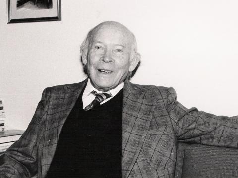 Ein tryggasta hjálparhella stúdenta var Björn Sigfússon háskólabókavörður á árunum 1945–74 og lengi eini starfsmaður safnsins. Íslenskar bækur þess voru lengst af óskráðar, og varð þá að treysta á að Björn myndi eða gæti ályktað hvar þær væri að finna. Myndin er ekki tekin fyrr en eftir að Björn lét af starfi, á níunda áratug aldarinnar.