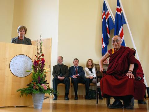Nóbelsverðlaunahafinn Dalai Lama heimsækir Háskóla Íslands í boði rektors og Hugvísindasviðs þann 2. júní 2009