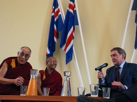Nóbelsverðlaunahafinn Dalai Lama heimsækir Háskóla Íslands í boði rektors og Hugvísindasviðs þann 2. júní 2009
