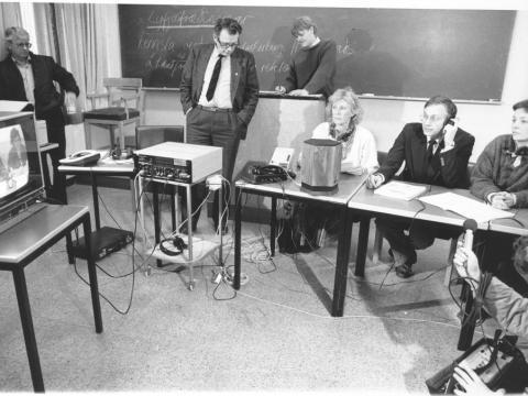 Í marsmánuði 1986 fór fram hin fyrsta tilraun hérlendis með fjarkennslu í því formi að haft væri gagnvirkt samband við fólk á Akureyri.