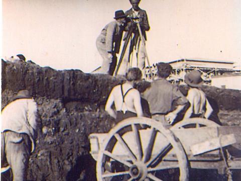 Unnið við að grafa grunn að háskólabyggingu sumarið 1936