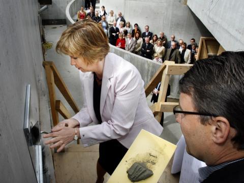 Hornsteinn lagður að Háskólatorgi árið 2007. Kristín Ingólfsdóttir rektor