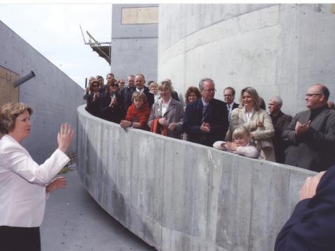 Hornsteinn lagður að Háskólatorgi árið 2007. Kristín Ingólfsdóttir rektor ávarpar gesti