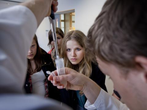 Háskóli unga fólksins 2010. Metþátttaka var í Háskóla unga fólksins það ár en 1500 grunnskólabörn voru þá skráð í skólann.