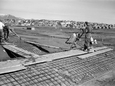Íþróttahús Háskóla Íslands í byggingu. Ljósmyndari: Sigurhans E. Vignir. Myndin er úr Ljósmyndasafni Reykjavíkur.