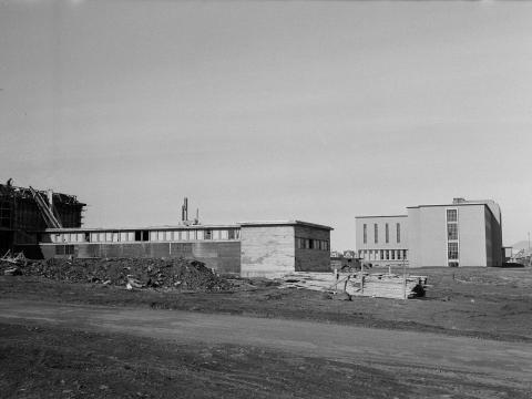 Íþróttahús Háskóla Íslands í byggingu. Ljósmyndari: Sigurhans E. Vignir. Myndin er úr Ljósmyndasafni Reykjavíkur.