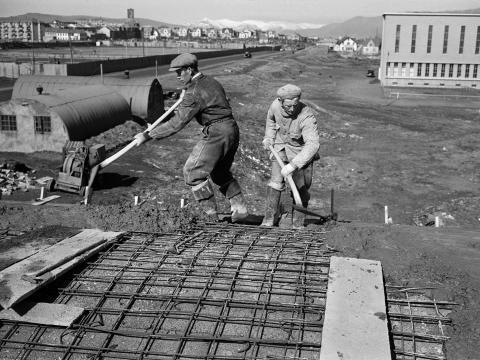 Íþróttahús Háskóla Íslands í byggingu. Ljósmyndari: Sigurhans E. Vignir. Myndin er úr Ljósmyndasafni Reykjavíkur.