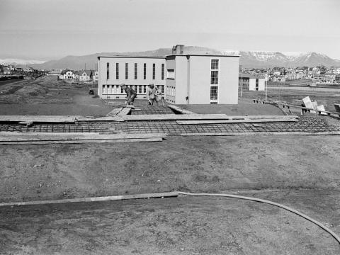 Íþróttahús Háskóla Íslands í byggingu. Ljósmyndari: Sigurhans E. Vignir. Myndin er úr Ljósmyndasafni Reykjavíkur.