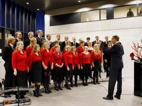 Háskólakórinn syngur á Háskólatorgi undir stjórn Gunnsteins Ólafssonar 1. desember 2007