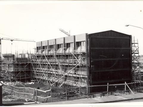 Læknagarður í byggingu. Á þeim árum var húsið oft kallað Tanngarður af gárungum. Myndin er úr Handbók stúdenta 1985-1992. Arkitektar sem skrifa undir teikningar af Læknagarði eru þeir Garðar Halldórsson, Sigurður Gíslason og Magnús Sigurjónsson.