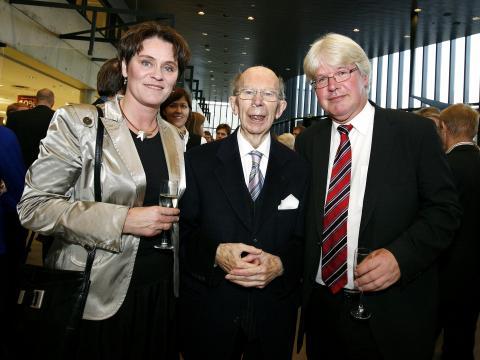 Mynd tekin á 100 ára afmæli Lagadeildar við Háskóla Íslands. Björg Thorarensen, forseti Lagadeildar, Ármann Snævarr, prófessor emeritus og Ólafur Þ. Harðarson, forseti Félagsvísindasviðs
