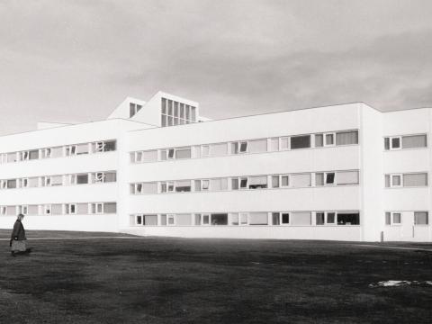 Oddi að sunnanverðu. Þetta ár var síðari hluti Odda tekinn í notkun. Í byggingunni eru kennslustofur, tölvuver, kaffistofa nemenda, skrifstofur og starfsemi tengd Félagsvísindasviði Háskóla Íslands.