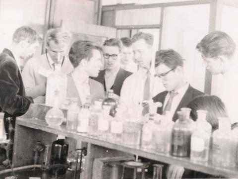 Myndasyrpan er af lífi nemenda og kennarara verkfræðideildar Háskóla Íslands á árunum 1957-1960.