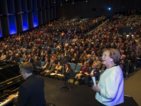 Vigdís Finnbogadóttir og gestir í Háskólabíói, við opnunarathöfn Veraldar - húss Vigdísar.