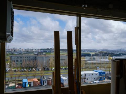 Útsýnið frá Sögu, til austurs. Á myndinni sjást m.a. Aðalbygging, Háskólatorg og Lögberg. Í fjarska sjást Öskjuhlíð og Reykjavíkurflugvöllur.