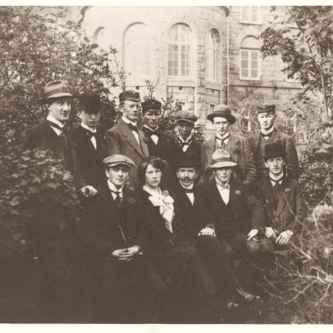 Stúdentar í Alþingisgarðinum árið 1912
