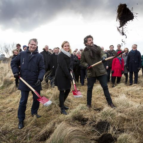 Jón Atli Benediktsson,  Stefanía G. Halldórsdóttir og Dagur B. Eggertsson taka fyrstu skóflustungu að Grósku, 8. febrúar 2017
