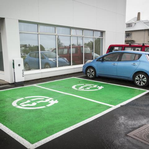 Hleðslustöð fyrir rafmagnsbíla fyrir utan húsnæði Reiknistofnunar Háskóla Íslands